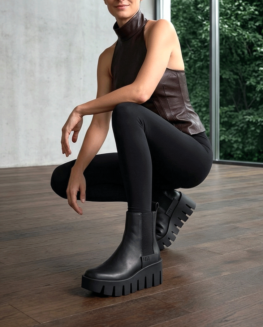 Botines negros con plataforma de diseño original para mujer. AI generated image with real products.