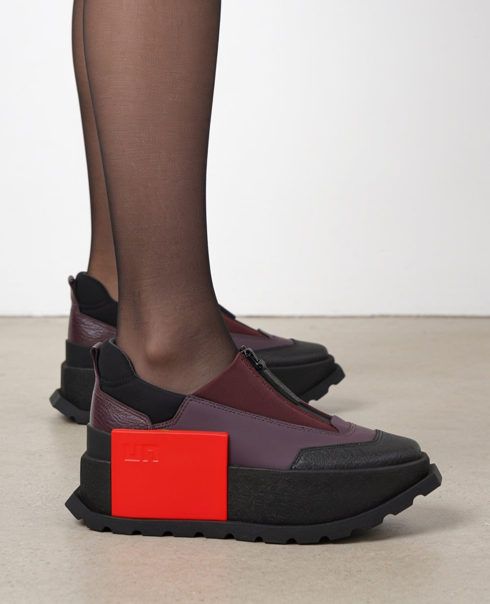 Deportivas para mujer color burdeos con plataforma cómoda y diseño especial. Ai generated. 