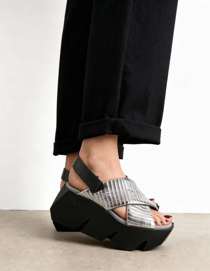 sandalia plateada con plataforma negra de diseño original para mujer