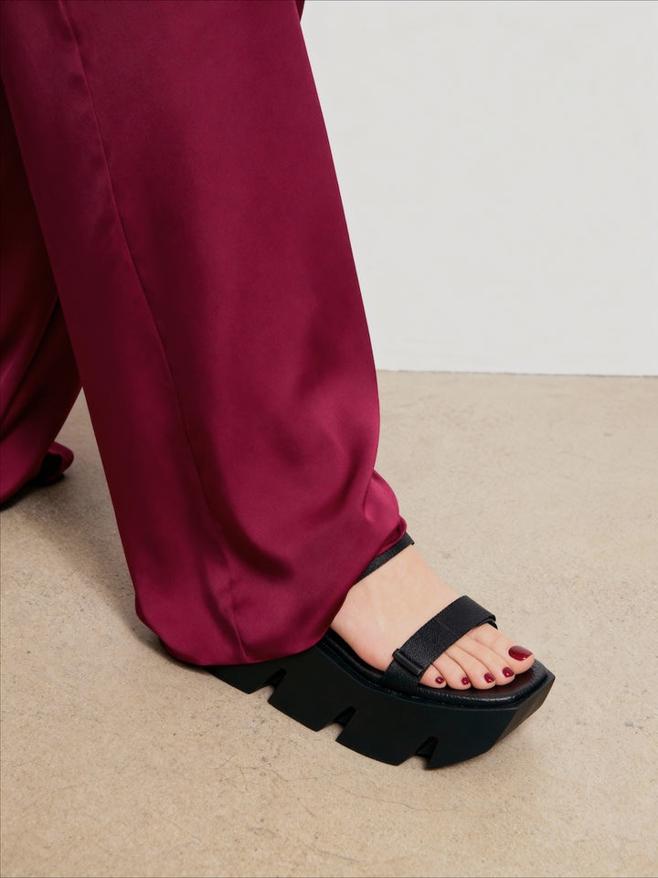 sandalia de plataforma negra con diseño original para mujer