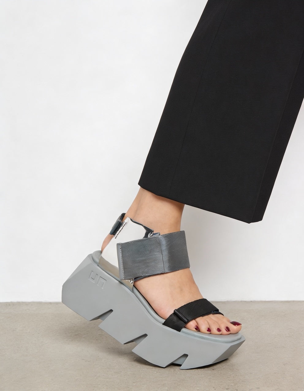 sandalia deportiva mujer color gris y plateado con plataforma