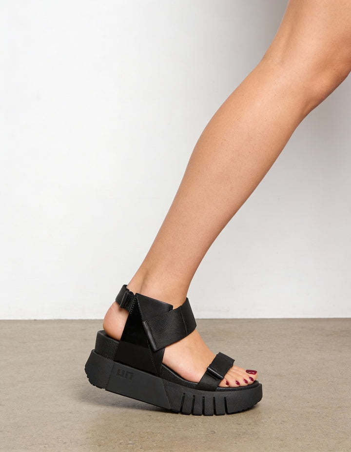 sandalias deportivas negras mujer con plataforma cómoda