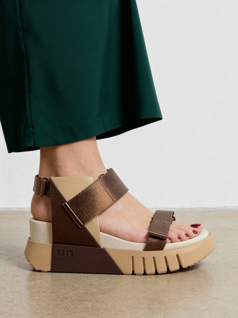 elegante sandalia con plataforma y tiras ajustables de velcro para mujer en color marrón chocolate