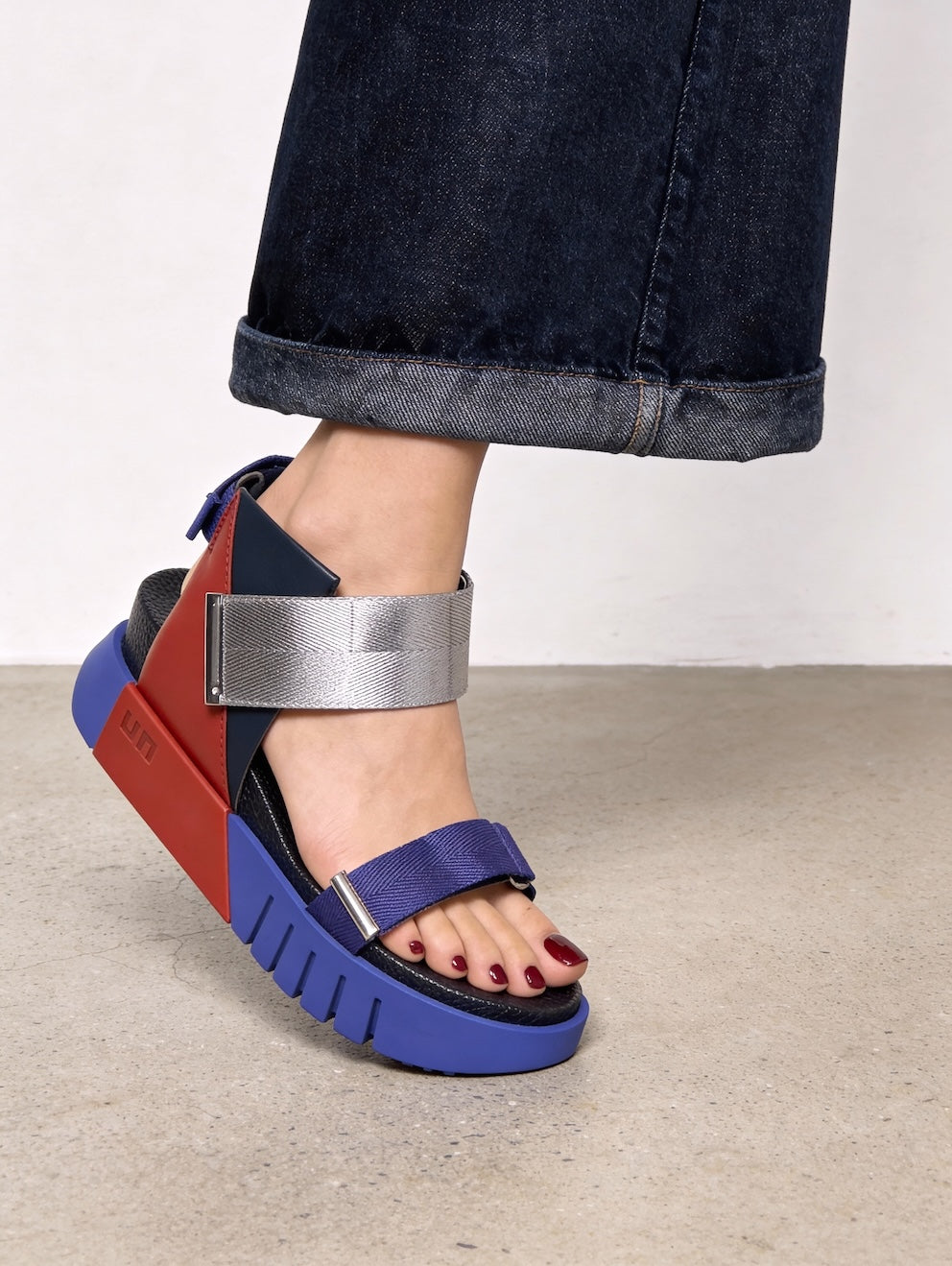 sandalia azul de plataforma con diseño original para mujer