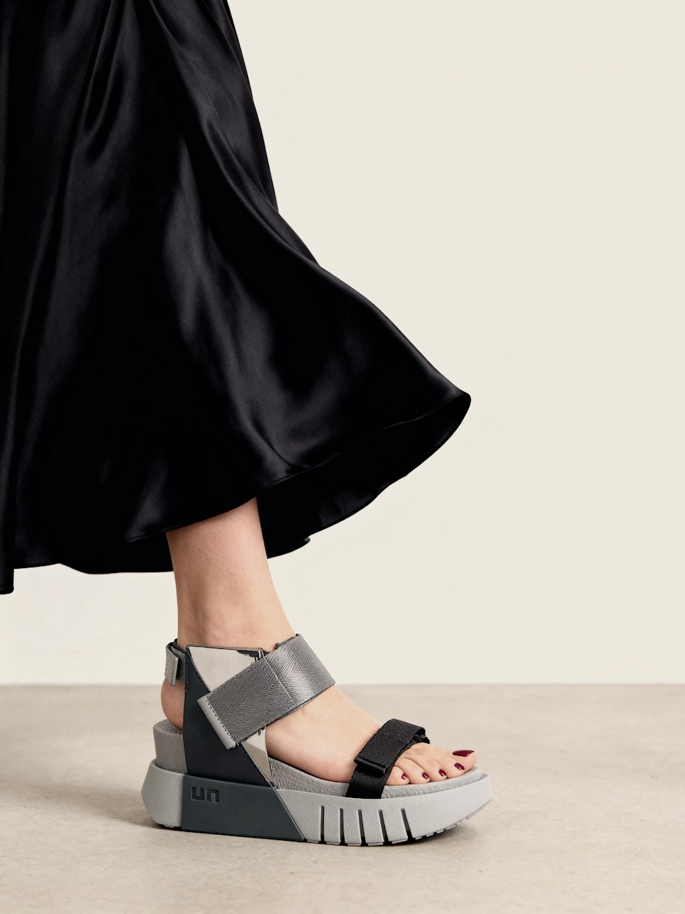 sandalia deportiva plateada y gris con plataforma elegante para mujer