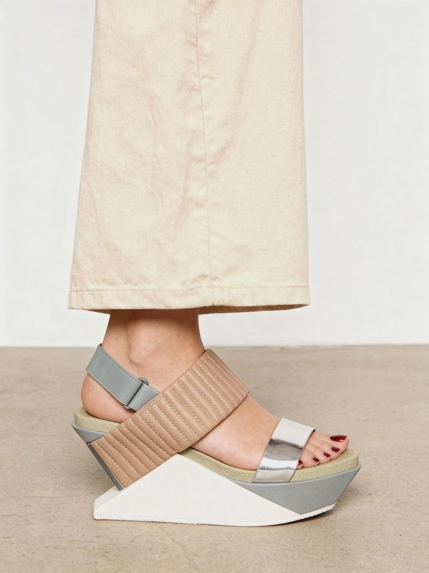 sandalia original de cuña con plataforma en colores neutros para mujer