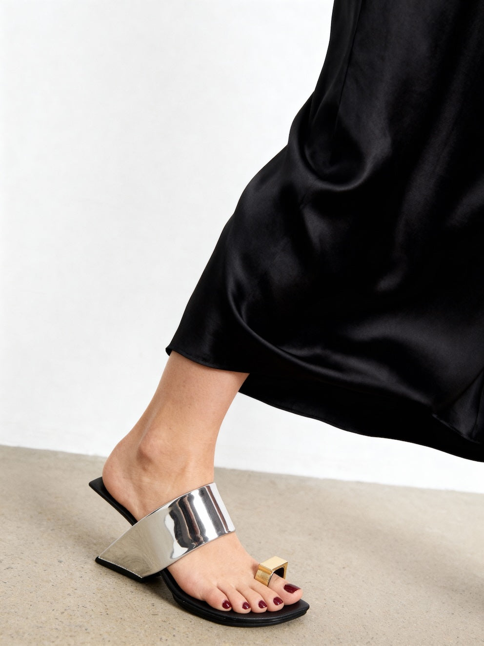 sandalia de tacón plateada de diseño original para mujer