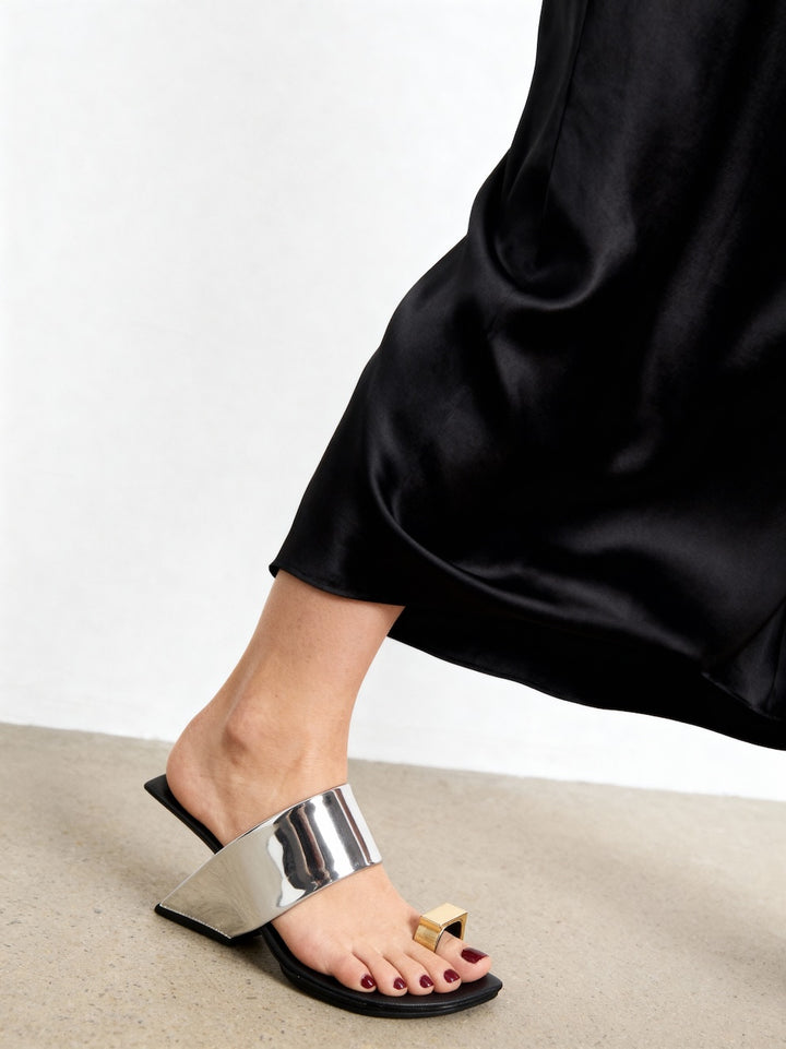 sandalia de tacón plateada de diseño original para mujer