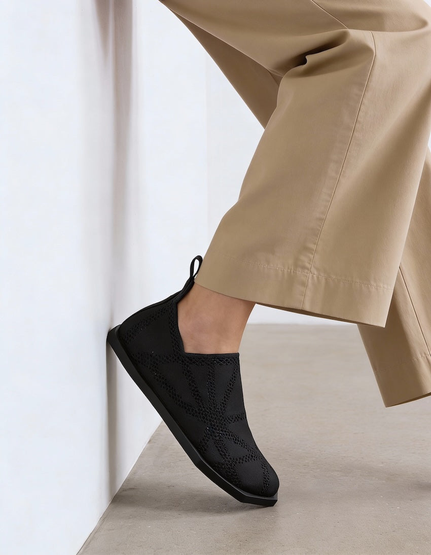 zapatilla plana negra veraniega de diseño original