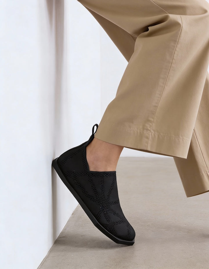 zapatilla plana negra veraniega de diseño original