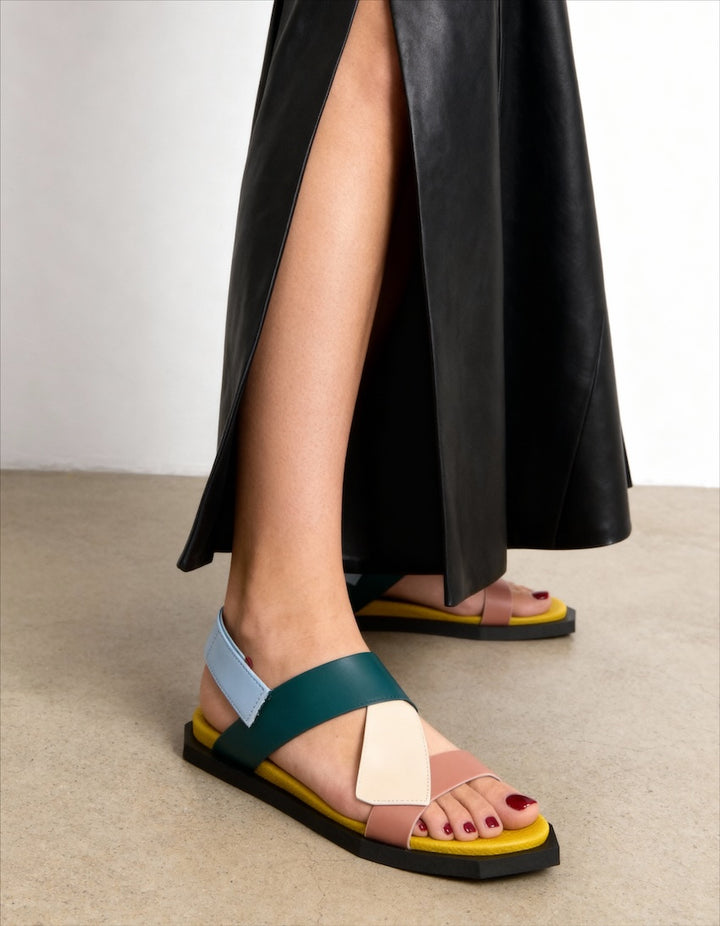 sandalia plana de cuero con tiras multicolor para mujer