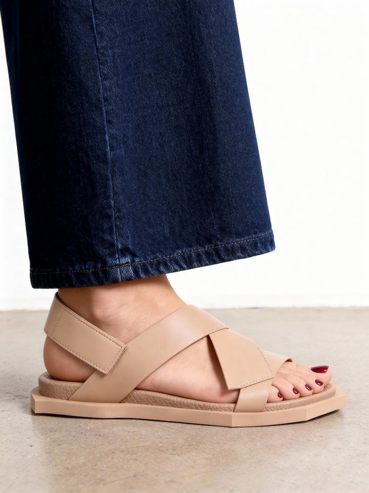 sandalias de piel planas en color cuero para mujer elegante