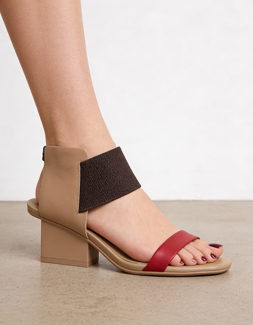 sandalias cómodas de tacón bajo en color beige para mujer