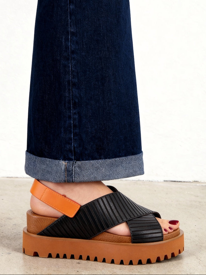 sandalias de plataforma en color naranja y marrón para mujer