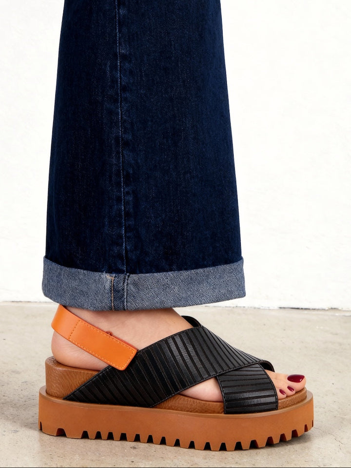 sandalias de plataforma en color naranja y marrón para mujer