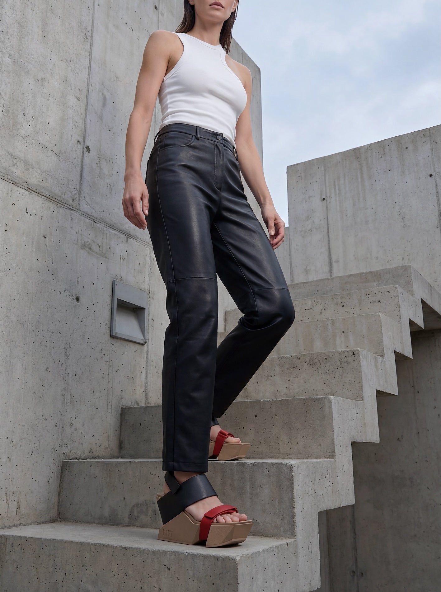 sandalia de plataforma con cuña beige para mujer moderna