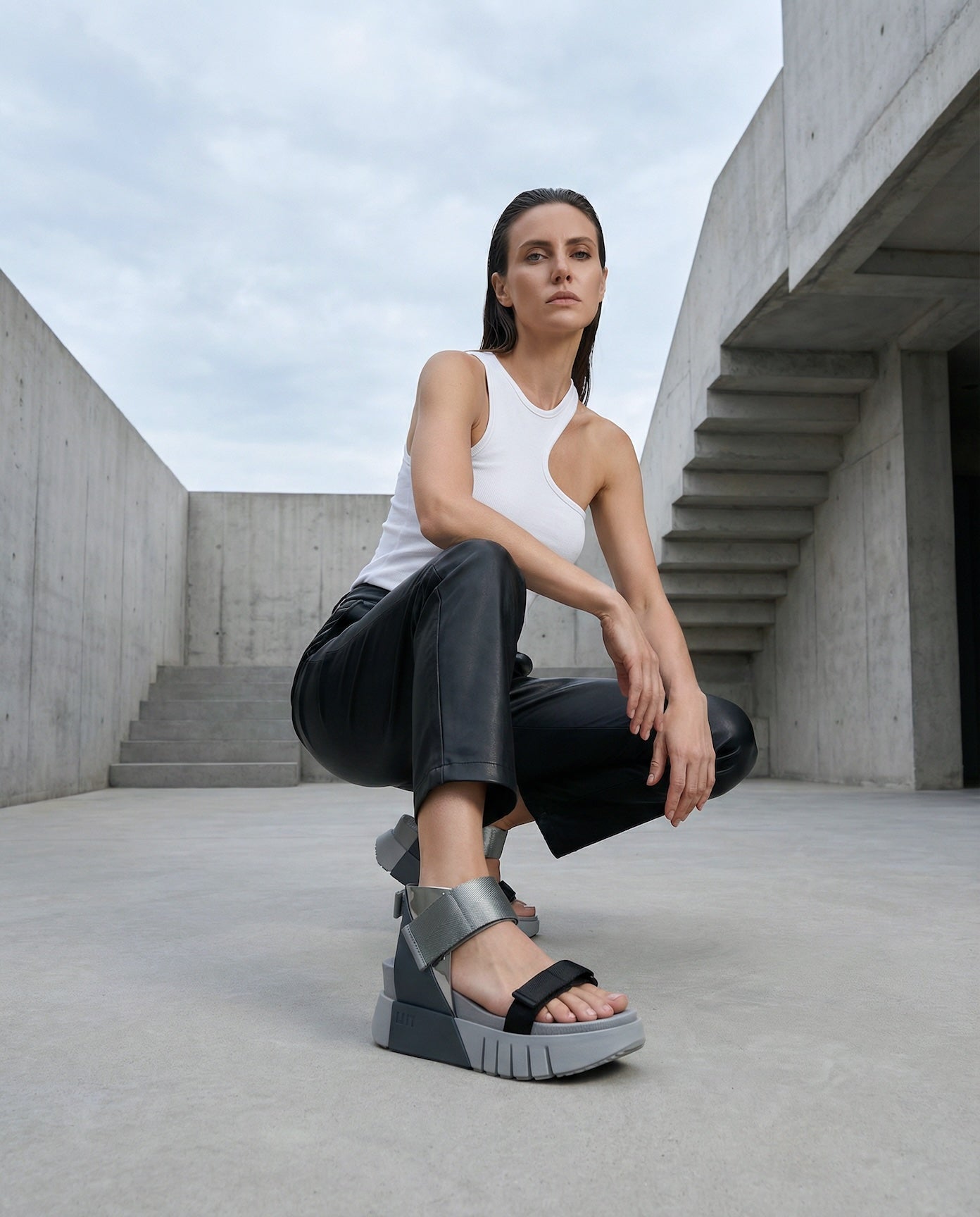 sandalias deportivas grises y plateadas con plataforma Delta Run para mujer