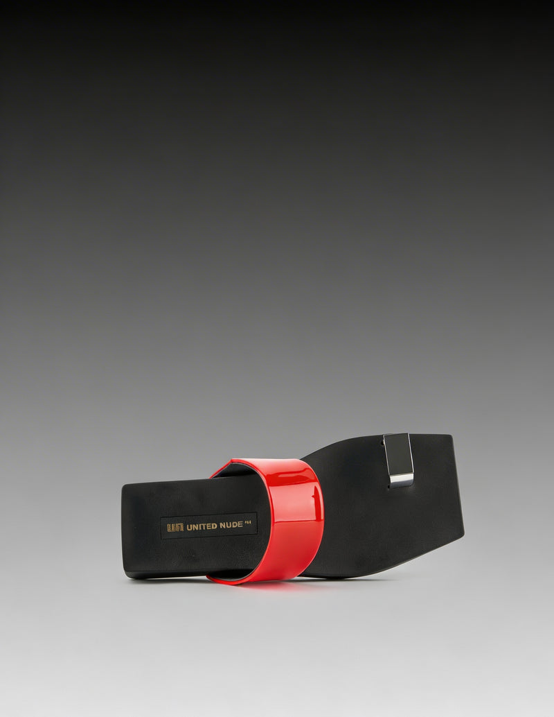 sandalia original plana de cuero negro con detalles en rojo y plateado para mujer
