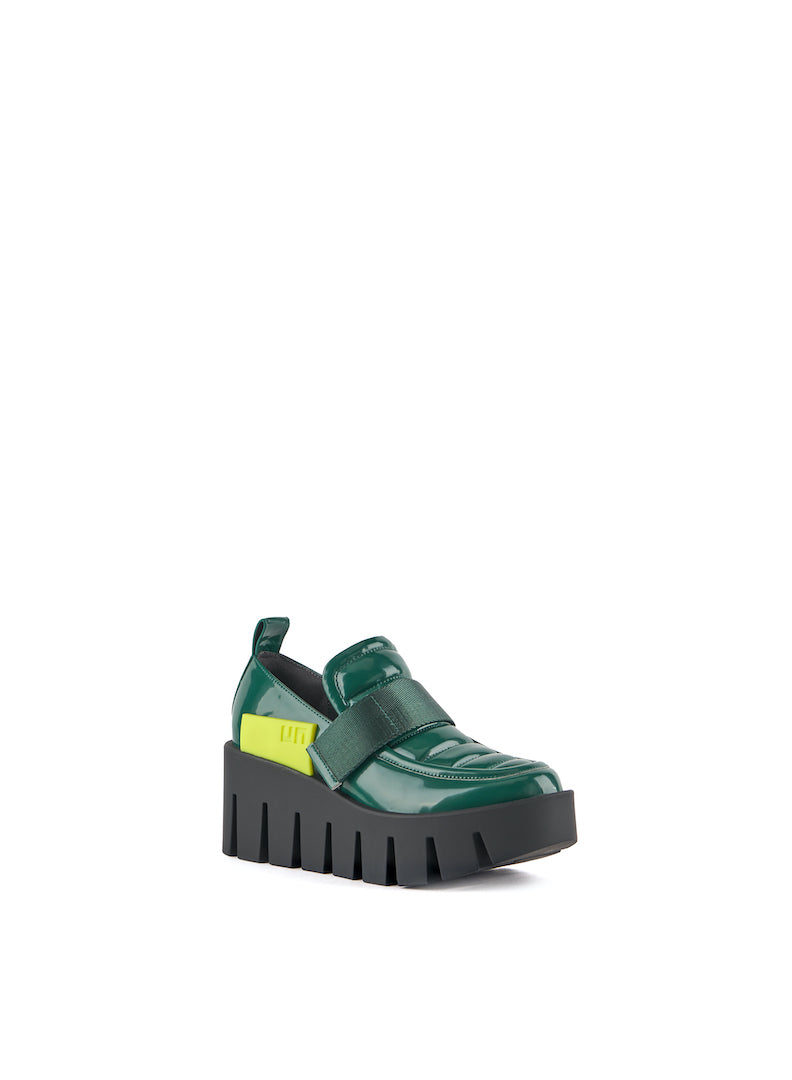 Mocasín de piel para mujer con plataforma color verde. 