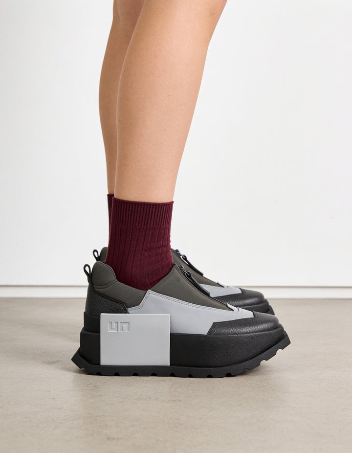 Deportivas azules para mujer conm plataforma elegante y cremallera en el empeine. Ai generated. 